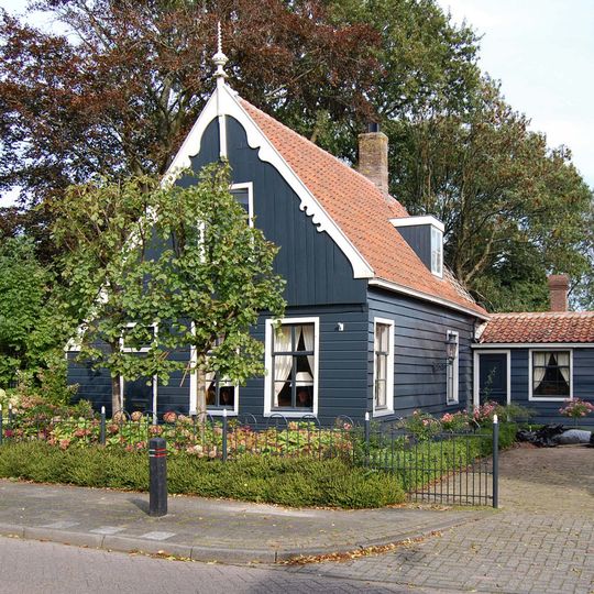 Tweebeukig houten huis onder zadeldak