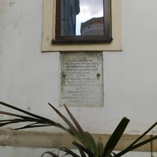 Pamětní deska na zdi františkánského kláštera v Uherském Hradišti