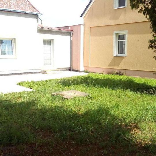 Památník v Kryrech před školou