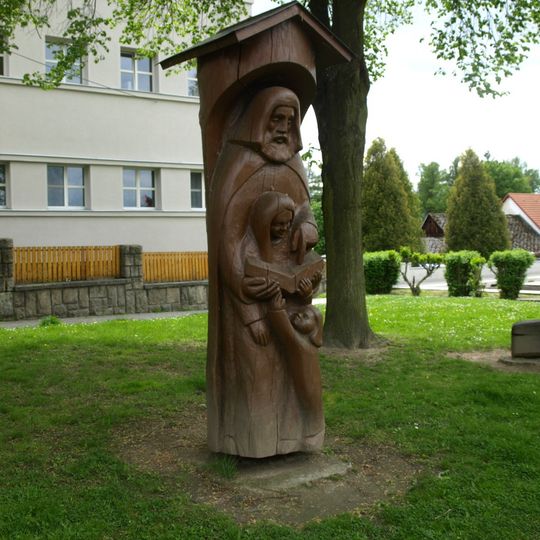 Dřevěná socha před školou v Nových Hradech