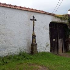 Kříž v Sudkově Dolu u zdi