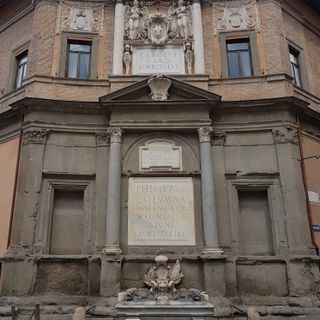 Fontana di palazzo Borromeo