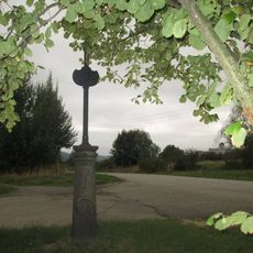 Kříž východně od městyse Lhenice