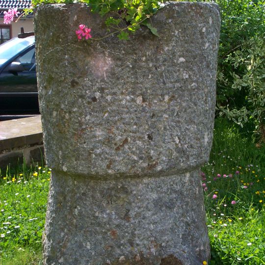 Taufbecken als christianisierter Menhir in Binscheid