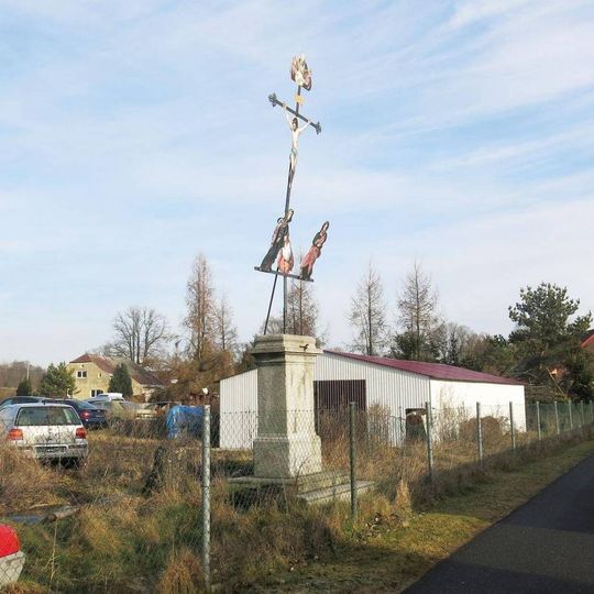 Kříž v zahradě domu 425 ve Velkém Šenově