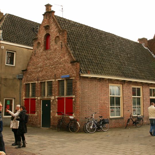 Huis met lijstgevel met gewijzigde gootlijst en pui met middendeur en zijramen