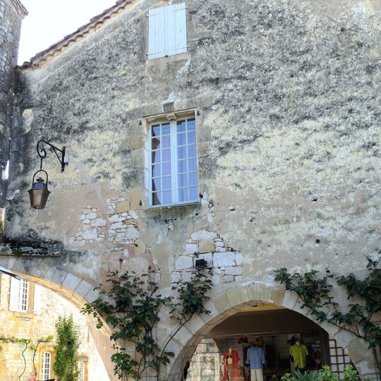 Maison d'angle à couvert, 2 place des Cornières, 23-25 rue Notre-Dame