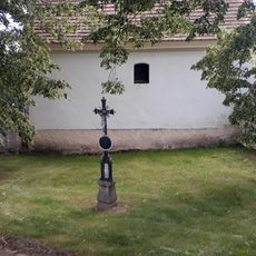 Kříž u kostela v Bošilci