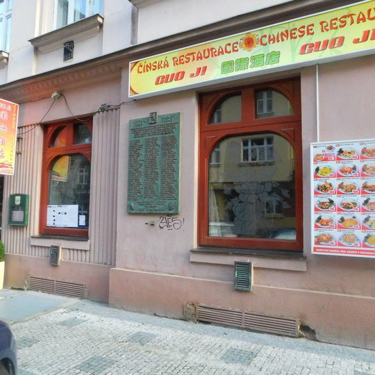 Pamětní deska obětí 2. světové války z řad ČS rotmistrů na domě Kyjevská 509/12 v Bubenči