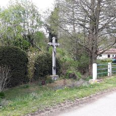 Kříž ve Velechvíně u mostu přes Hůrecký potok