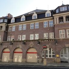 Feuerwache mit Nebengebäude und Schlauchturm im Hof Krölstraße 26