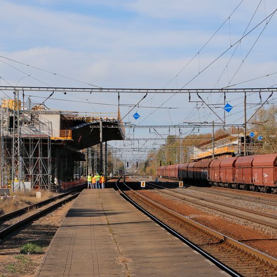 Dálniční most přes železniční stanici Uhersko