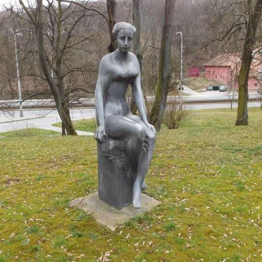 Socha v parčíku nad Plzeňskou ulicí v Motole