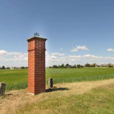 Boží muka u Skrbně vedle polní cesty