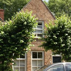 Huis onder zadeldak en met aan voor- en achterzijde een topgevel