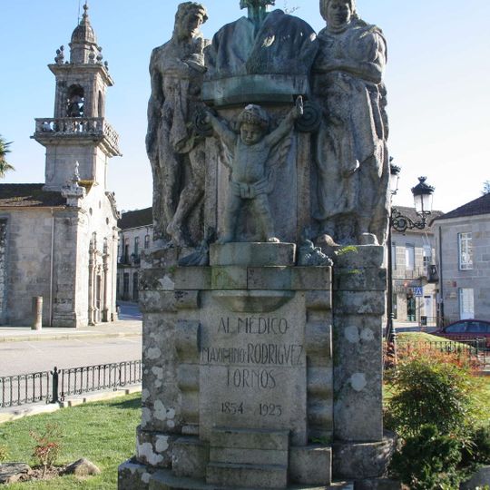 Monument to the Doctor Maximino Rodríguez Fornos