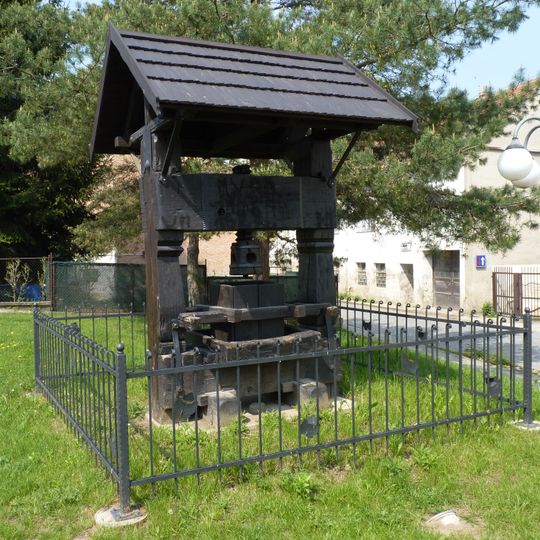 Vinný lis u autobusového nádraží v Dolních Kounicích