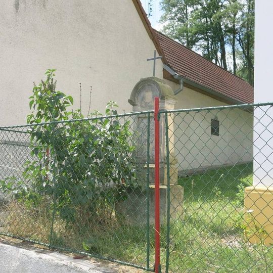 Kříž u kaple v osadě Podvlčí