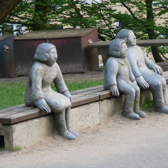 Drei "Papp-Kameraden"