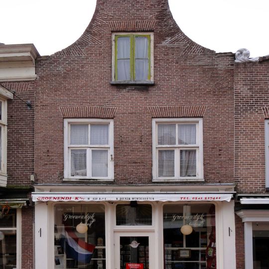 Huis met ingezwenkte halsgevel zonder topafdekking