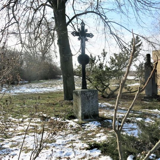 Kříž u pomníku v Kobylníkách