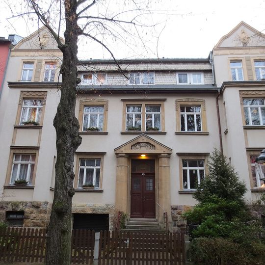 Mietshaus in halboffener Bebauung mit Vorgarten Cäcilienstraße 9