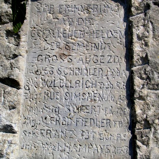 Pomník padlým na rozcestí ve Velkém Újezdu