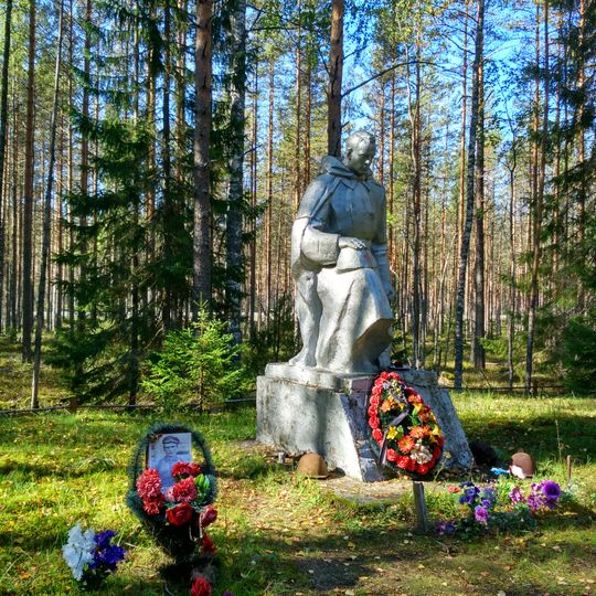 Братская могила советских воинов