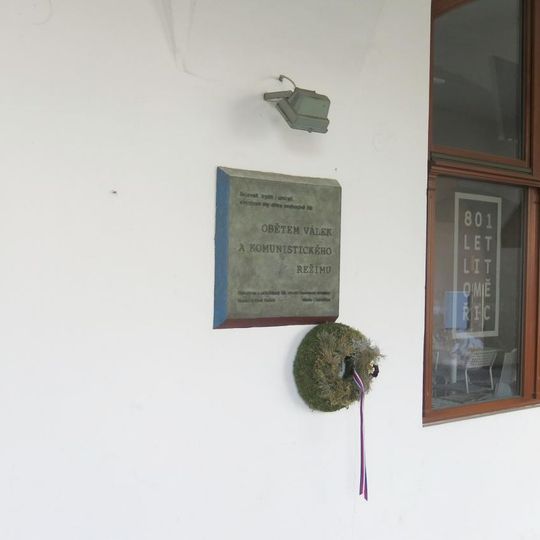 Pamětní deska obětem válek a komunismu na městském úřadu v Litoměřicích