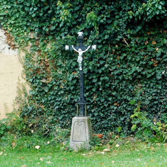 Kříž na farním dvoře v Lukách