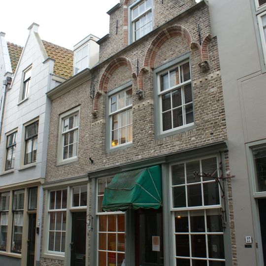 Pand met gevel van het Dordtse type