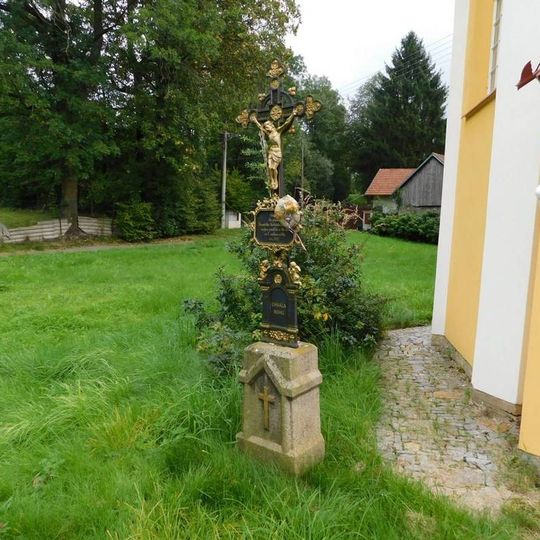 Kříž u kaple v Miletíně
