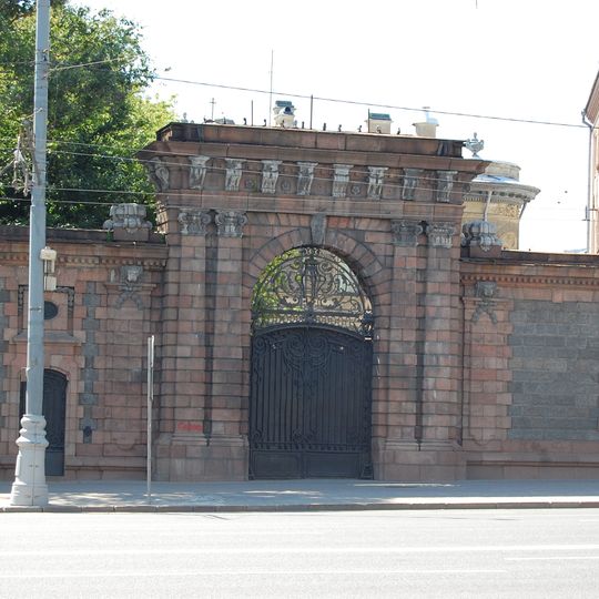 Гранитная ограда по улице