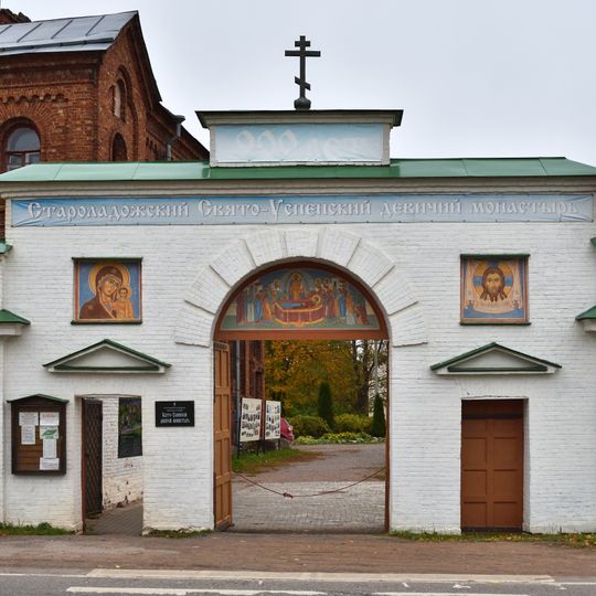 Западные святые ворота, часовня и сторожевая келья
