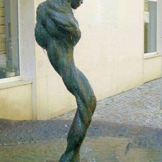 Socha Pramen života v Protzkarově ulici v Uherském Hradišti