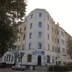 Mietshaus in geschlossener Bebauung in Ecklage mit Laden Lotharstraße 9