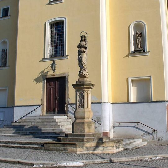 Socha Panny Marie Immaculaty v Lošticích před kostelem