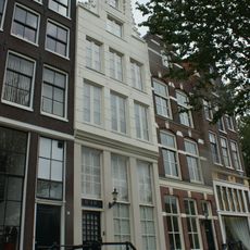 Pand met gepleisterde zandstenen halsgevel