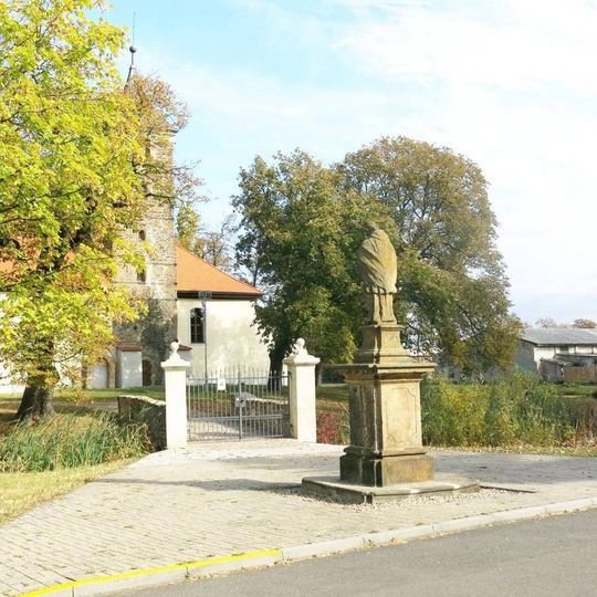 Socha svatého Jana Nepomuckého u kostela ve Spořicích