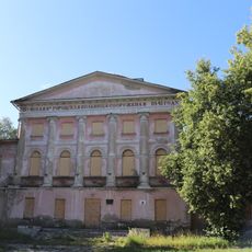 Здание городской больницы с оградой и решеткой (Шуя)