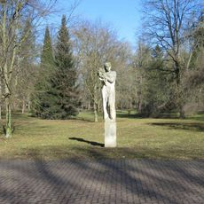 Socha Žena s kyticí v Městském parku v České Lípě