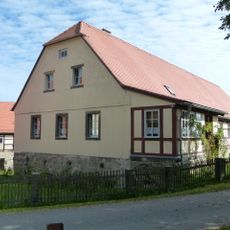 Wohnstallhaus (Nr. 4) und Auszugshaus (Nr. 4a) sowie Scheune eines ehemaligen Vorwerks Vorwerkstraße 4; 4a