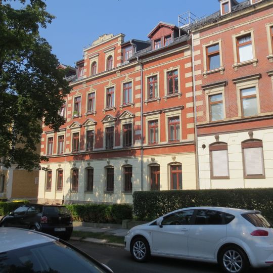 Mietshaus in halboffener Bebauung mit Vorgarten Terrassenstraße 13