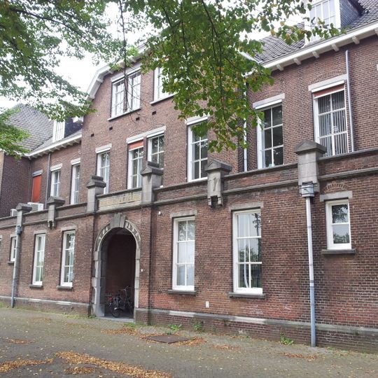 Frederik Hendrikkazerne: voormalig wachtgebouw thans hoofdgebouw