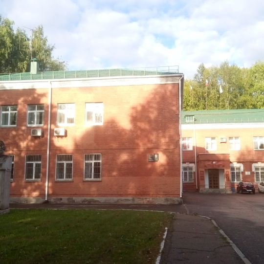 Здание ГК КПСС и исполкома горсовета, где перед делегатами X Глазовского уездного съезда советов выступал с речью о нэп прибывший с агитпоездом «Октябрьская революция» председатель ВЦИК М.И. Калинин