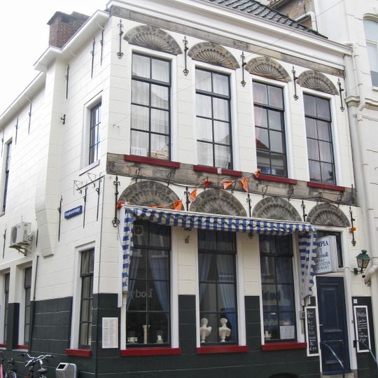 Witgepleisterd hoekpand