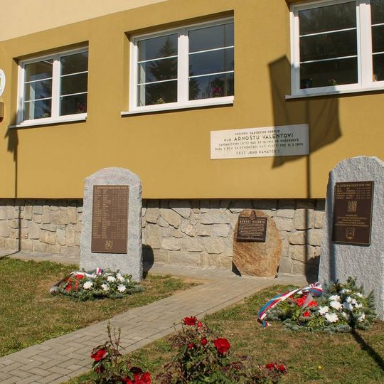 Pomníky padlým ve Svébohově u obecního úřadu