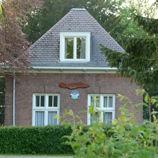 Koetshuis + dienstwoning Villa Eikhold