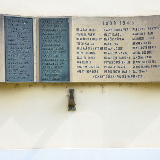 Pomník-deska padlým na zdi kostela ve Veverské Bítýšce