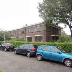 Vier woningen met poort en schuurtjes